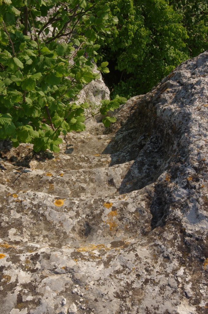 Подъем на скалу к башне Кыз-Куле по узкой, вырубленной в скале лестнице.